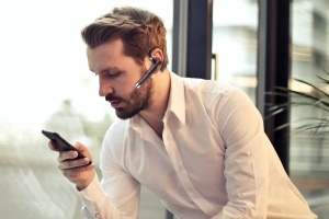 Лучшая беспроводная Bluetooth-гарнитура с Алиэкспресс: Топ 10 моделей для спорта, просмотра фильмов и игр