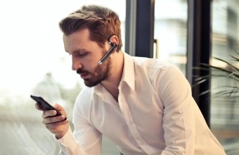 Лучшая беспроводная Bluetooth-гарнитура с Алиэкспресс: Топ 10 моделей для спорта, просмотра фильмов и игр