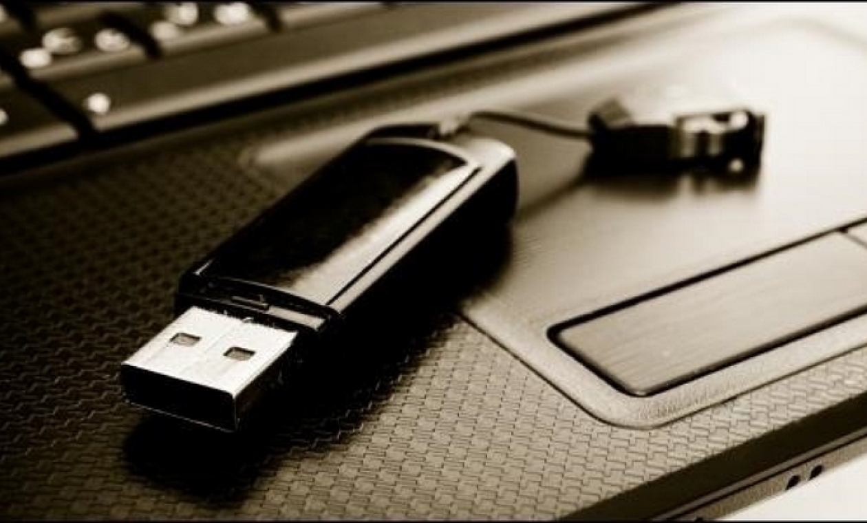 USB-флэшка — запоминающее устройство, использующее в качестве носителя флэш-память, и подключаемое к компьютеру или иному считывающему устройству по интерфейсу USB