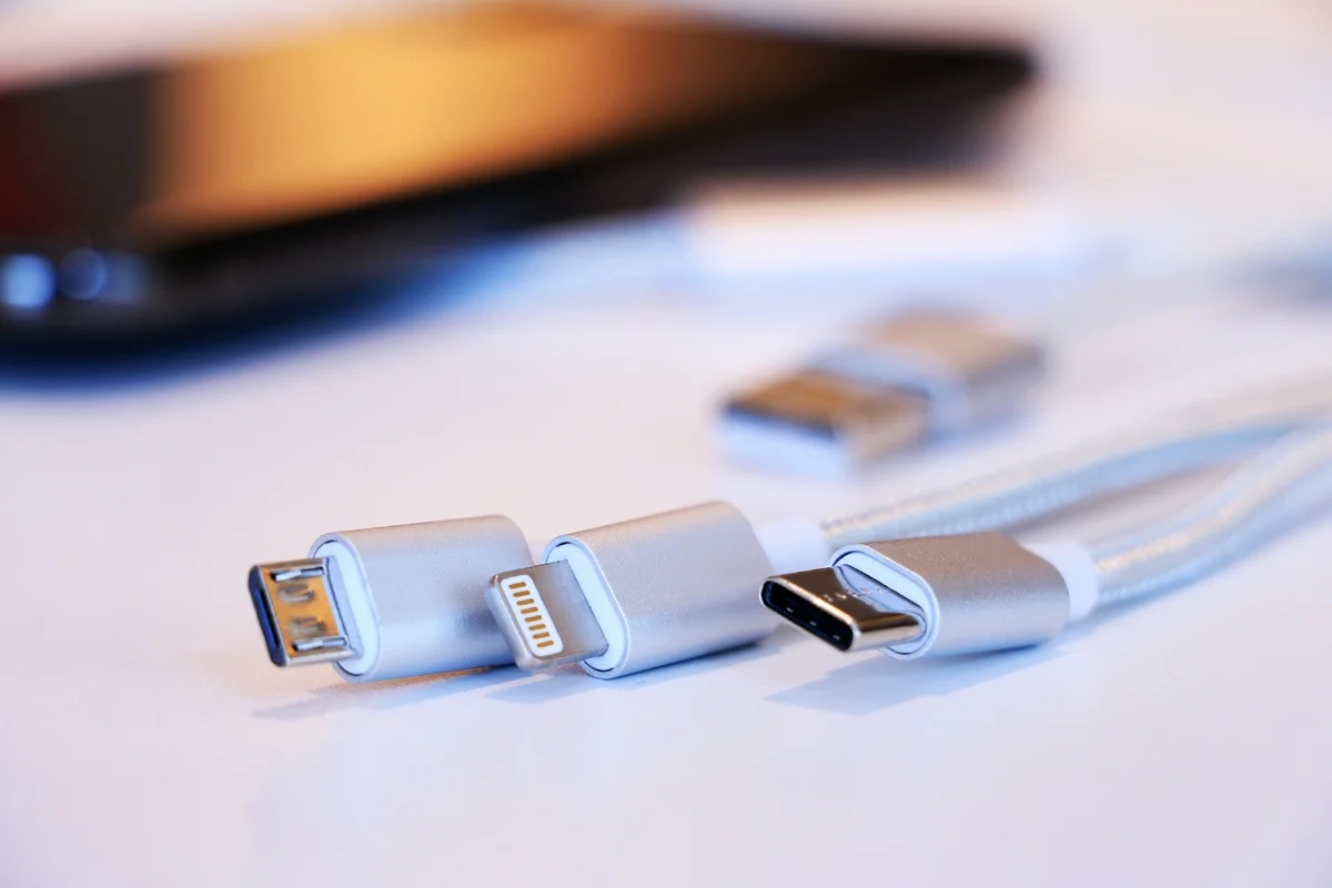 USB-провод используют с чарджерами, для ноутбуков, ПК, планшетов, даже телефонов